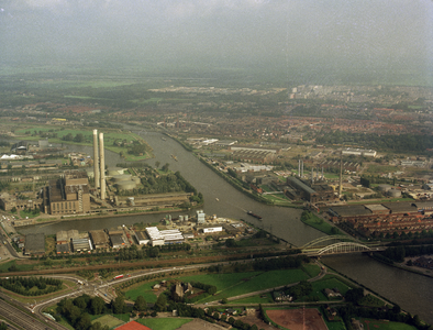 119744 Luchtfoto van een deel van het industrieterrein Lage Weide te Utrecht met links het Provinciaal en Gemeentelijk ...